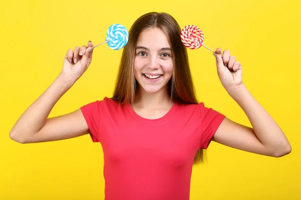 Menina Segurando Pirulitos Fundo Amarelo — Fotografia de Stock