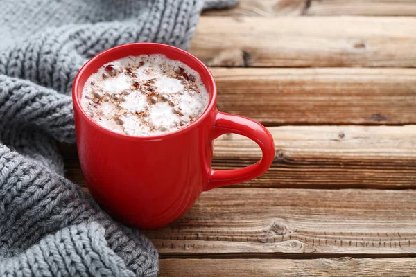 Cappuccino Mit Marshmallows Tasse Und Strickschal Auf Holztisch — Stockfoto