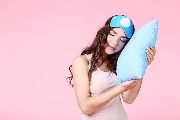 Uyku Maskesi Yastık Pembe Bir Arka Plan Ile Güzel Kız — Stok fotoğraf