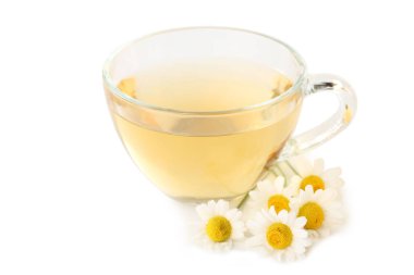 Beyaz arka planda papatya çiçekli bir fincan çay.