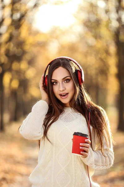 Όμορφη Γυναίκα Ακουστικά Και Χαρτί Κύπελλο Φθινοπώρου Πάρκο — Φωτογραφία Αρχείου