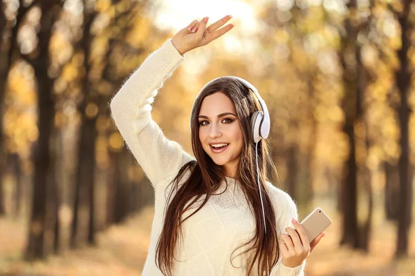Όμορφη Γυναίκα Ακουστικά Και Smartphone Φθινοπωρινό Πάρκο — Φωτογραφία Αρχείου