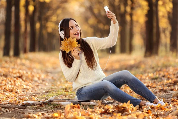 Mooie Vrouw Zitten Met Esdoorn Bladeren Het Maken Van Selfie — Stockfoto