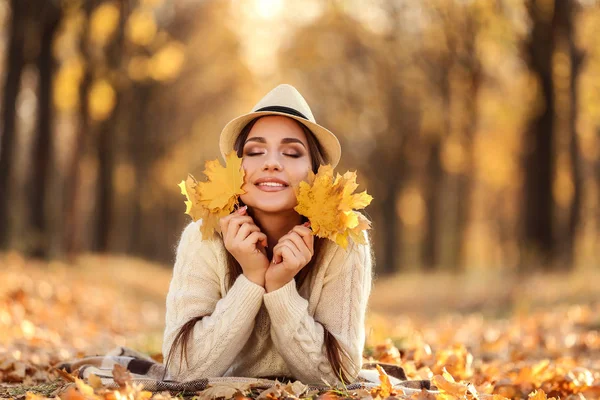 Güzel bir kadınla Akçaağaç Sonbahar Park yerde yatan bırakır