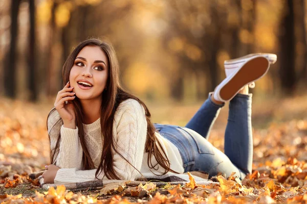 Mooie Vrouw Liggend Grond Herfst Park — Stockfoto