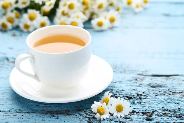 Tasse Tee Mit Kamillenblüten Auf Blauem Holztisch — Stockfoto