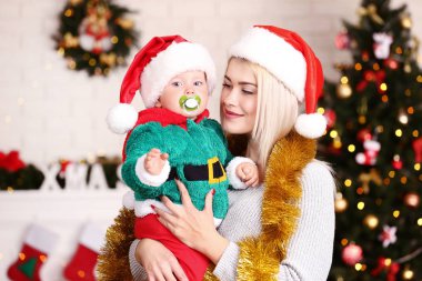 Noel Baba şapkaları kutlama Noel evde anne ve bebek çocuk