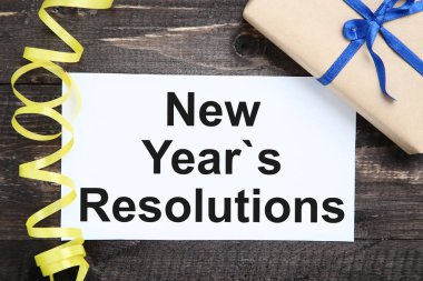 Yeni yıl kararları kağıt şerit ve hediye kutusu üzerine
