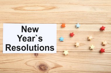 Yeni yıl kararları renkli yıldız ile kağıt üzerine