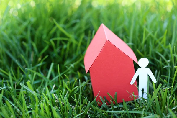 Rotes Papierhaus Mit Mann Auf Grünem Gras — Stockfoto