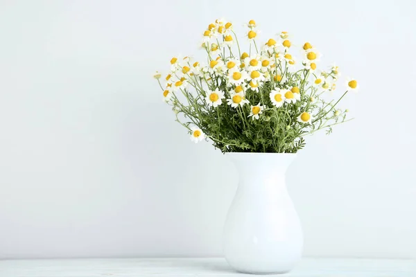 灰色の背景の上に花瓶にカモミールの花の花束 — ストック写真