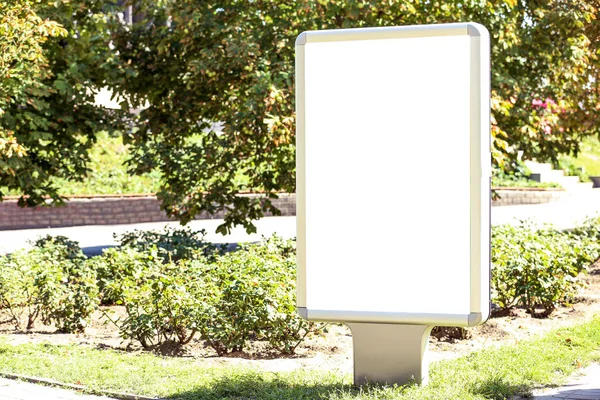 Sokakta boş reklam kurulu