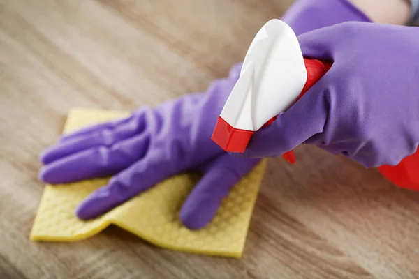 Hände Handschuhen Mit Schwamm Und Flasche Reinigungsmittel Küchentisch — Stockfoto