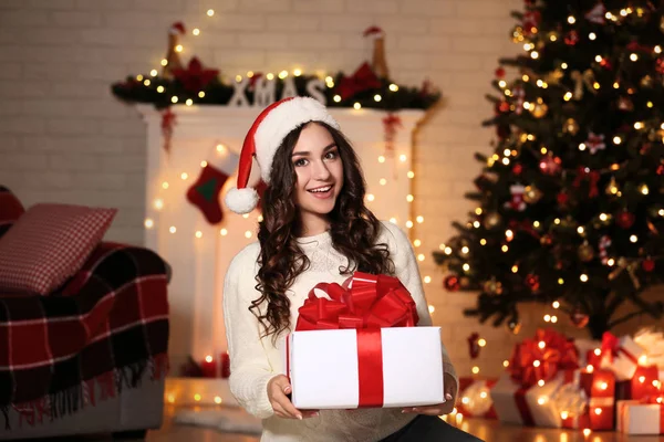 Jonge Vrouw Kerstman Hoed Met Doos Van Gift Buurt Van — Stockfoto