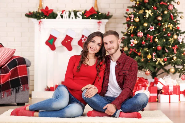 Jovem Casal Feliz Sentado Casa Perto Árvore Natal — Fotografia de Stock