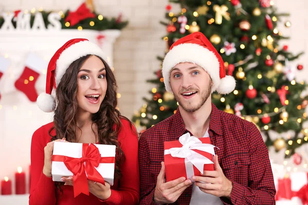 Feliz Pareja Joven Con Cajas Regalo Sentadas Casa Cerca Del — Foto de Stock