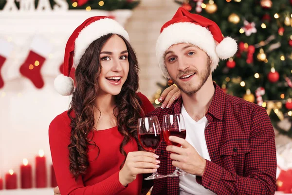 Feliz Pareja Joven Con Vino Vasos Sentados Casa Cerca Del — Foto de Stock