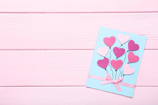 Handgemachte Grußkarte Mit Papierherzen Auf Rosa Holztisch — Stockfoto