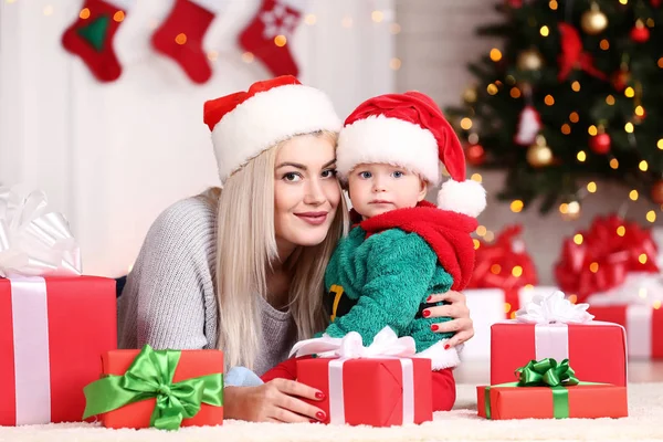 Madre Bebé Niño Sombreros Santa Celebrando Navidad Casa — Foto de Stock
