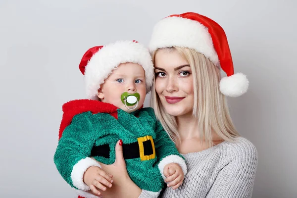 Mãe Bebê Menino Santa Chapéus Fundo Cinza — Fotografia de Stock