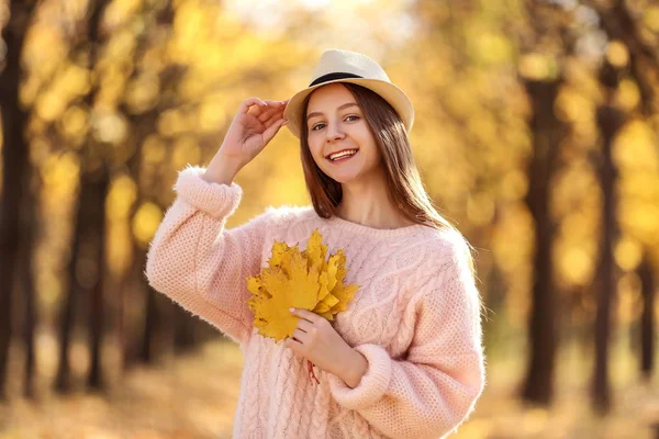 Mooie Meisje Met Hoed Esdoorn Bladeren Herfst Park — Stockfoto