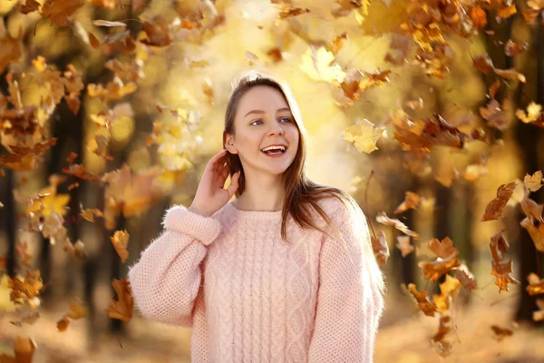 Mooi Meisje Permanent Herfst Park — Stockfoto