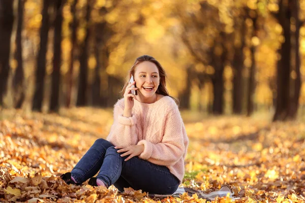 Młoda Piękna Dziewczyna Siedzi Smartphone Jesienny Park — Zdjęcie stockowe