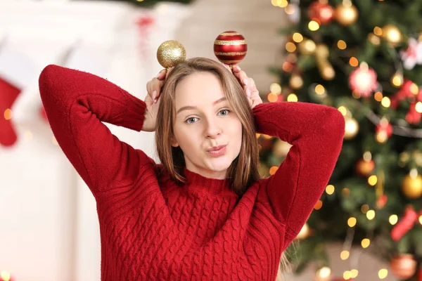 Молодая Девушка Безделушками Сидит Рождественской Елки Дома — стоковое фото