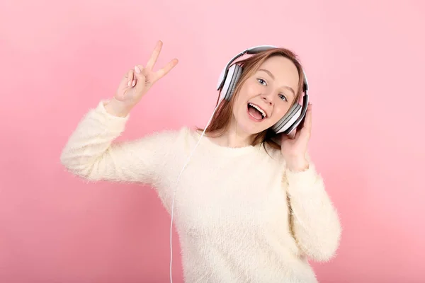 Chica Joven Con Auriculares Sobre Fondo Rosa — Foto de Stock