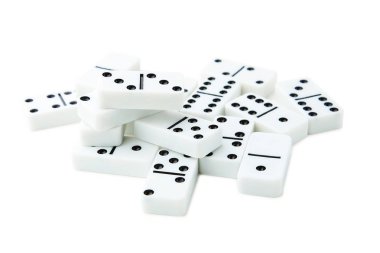Beyaz arka plan üzerinde izole yığın Domino