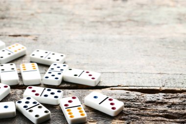 Üzerinde gri ahşap masa dağınık Domino