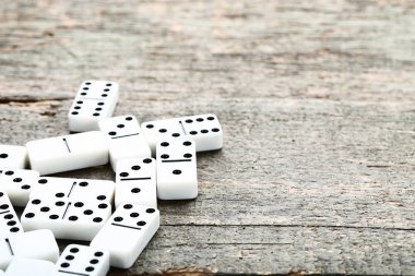 Öbek üzerinde gri ahşap masa, Domino