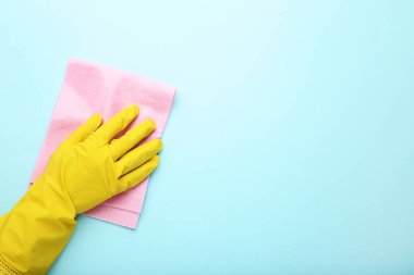 Eldiven mavi zemin üzerine bez ile el