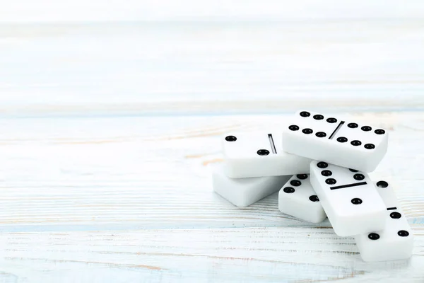 Dominó Montón Sobre Mesa Madera Blanca — Foto de Stock