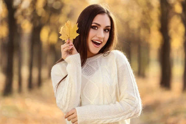 Mooie Vrouw Met Esdoornblad Herfst Park — Stockfoto