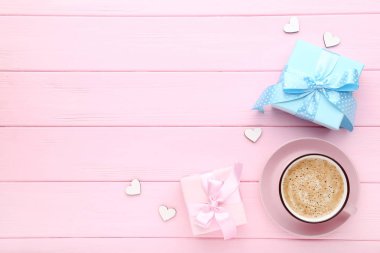 Ahşap masa kahve Kupası ile hediye kutusu