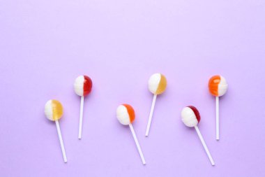 Mor zemin üzerine tatlı lolipop