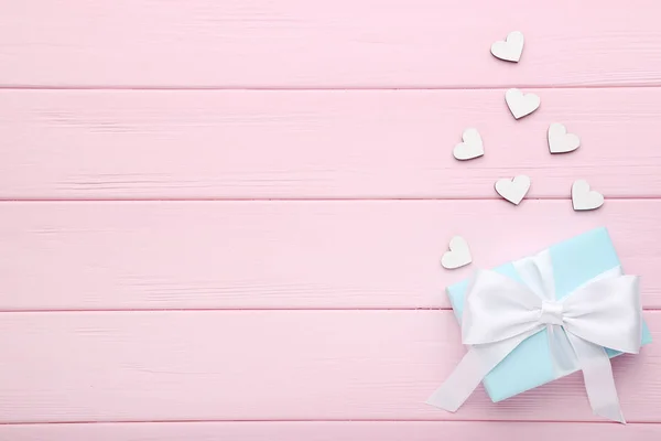 Κουτί Δώρου Μικρές Λευκές Καρδιές Ροζ Ξύλινο Τραπέζι — Φωτογραφία Αρχείου