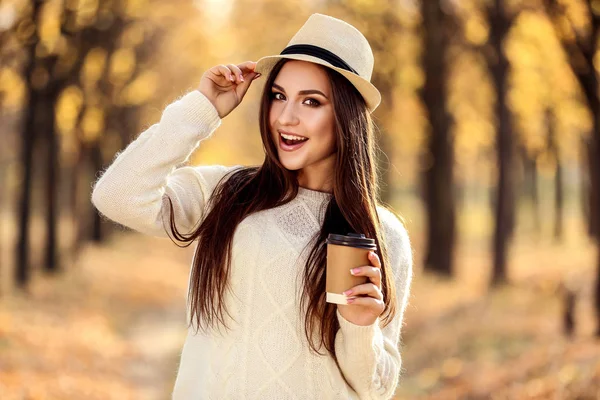 Krásná Žena Kloboukem Papíru Pohár Podzimním Parku — Stock fotografie