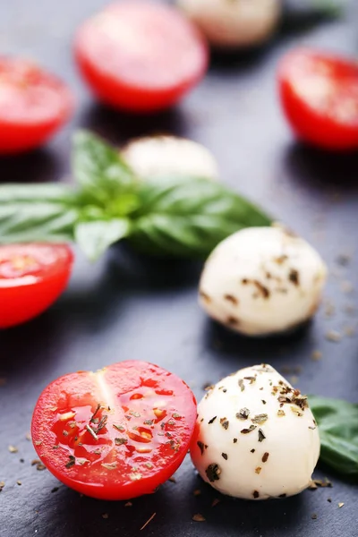 Mozzarella Tomaten Basilicum Bladeren Grijze Achtergrond — Stockfoto