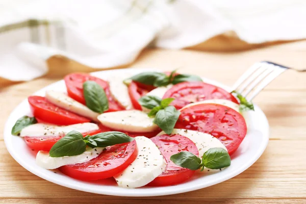 Mozzarella Tomates Folhas Manjericão Mesa Madeira Marrom — Fotografia de Stock