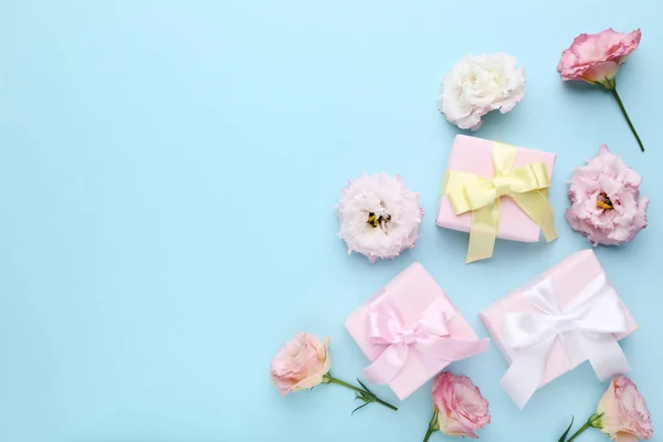 Geschenkboxen Mit Eustoma Blumen Auf Blauem Hintergrund — Stockfoto