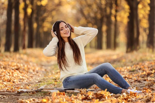 Mooie Vrouw Zitten Met Koptelefoon Herfst Park — Stockfoto