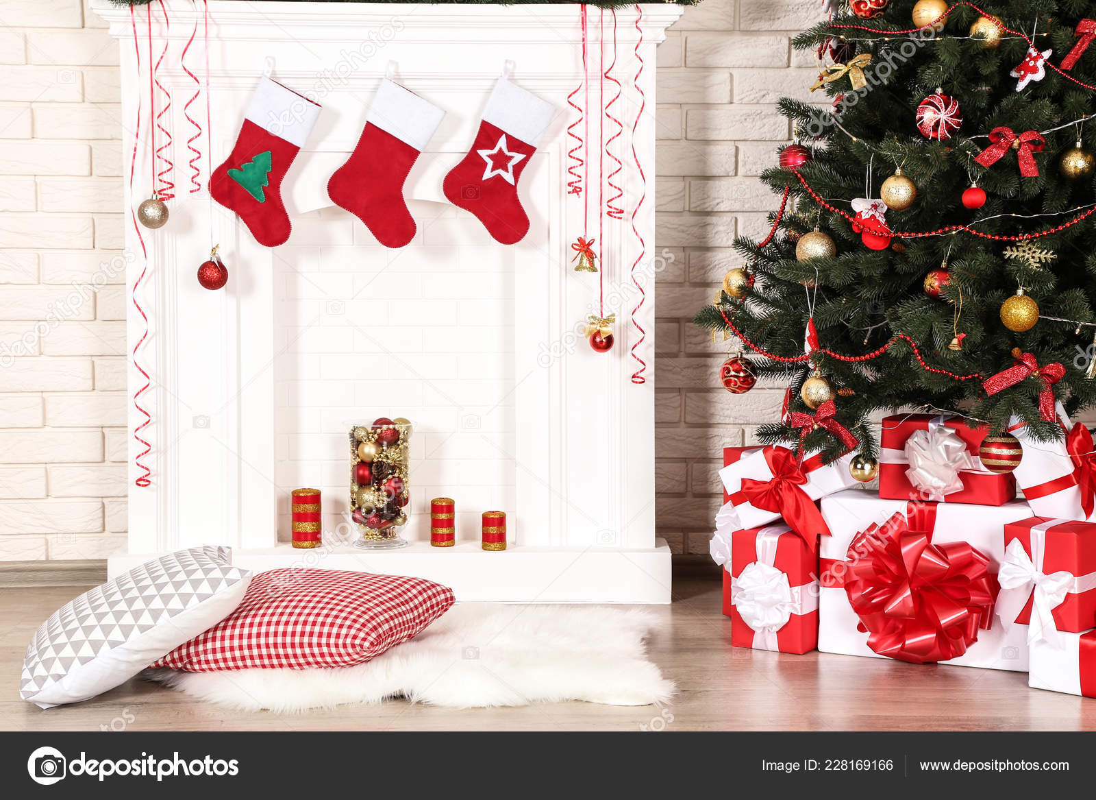 Chimenea Blanca Con Árbol Navidad Fondo Pared Ladrillo — Foto de stock  #228169166 © 5seconds, image size:1600x1167