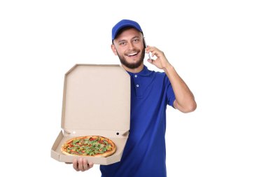 Teslimatçı pizza karton kutu ve beyaz arka plan üzerinde izole smartphone ile