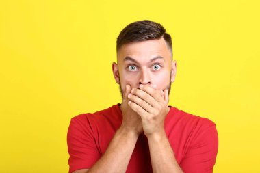 Genç adam sarı zemin üzerine kırmızı t-shirt