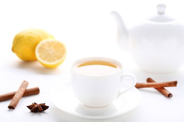 Tarçın ve beyaz zemin üzerine limon ile çay