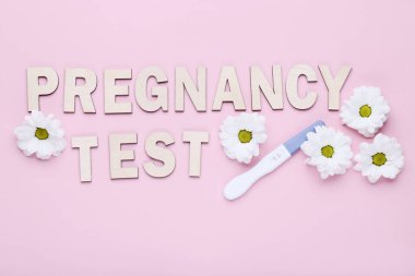 Kasımpatı çiçekleri pembe bir arka plan ile gebelik testi
