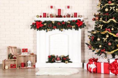 Şömine yakınındaki Noel ağacı tuğla duvar arka plan üzerinde beyaz dekore