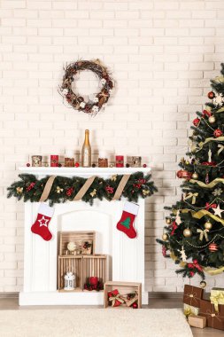 Noel ağacı tuğla duvar arka plan üzerinde yakın bir şekilde dekore edilmiş şömine